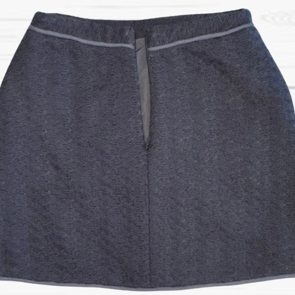 Retro-Inspired Beaded Two-Piece-Set: Grey Jacket & Skirt - Picture 8 of 10